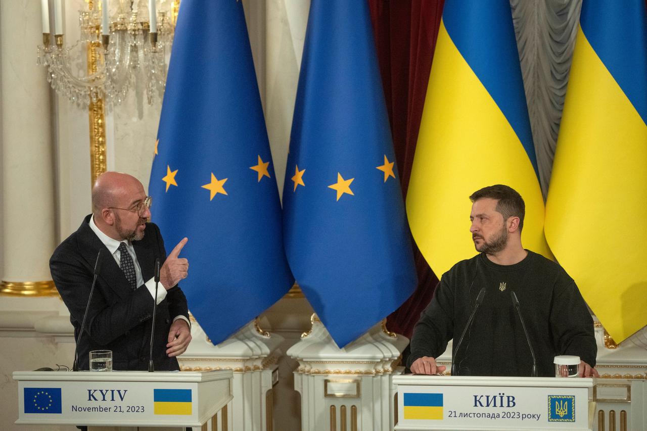 Kiew: Charles Michel (l), Präsident des Europäischen Rates, und Wolodymyr Selenskyj, Präsident der Ukraine, reden bei einer Pressekonferenz. Hinter ihnen jeweils zwei EU- und ukrainische Fahnen.