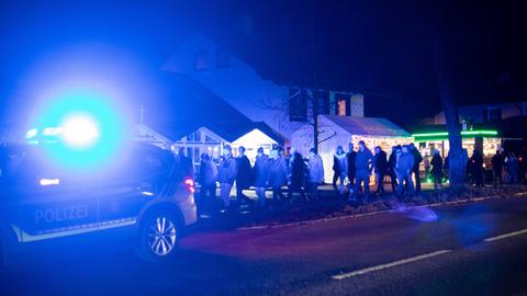 Corona-Maßnahmenkritiker ziehen abends durch Murnau.
