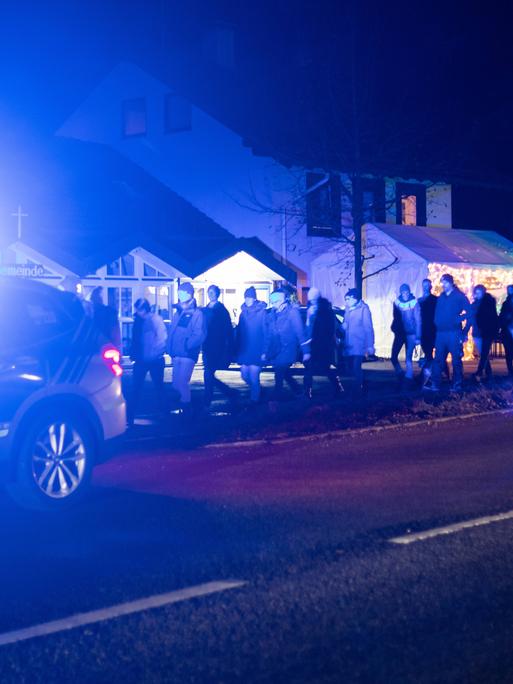 Corona-Maßnahmenkritiker ziehen abends durch Murnau.