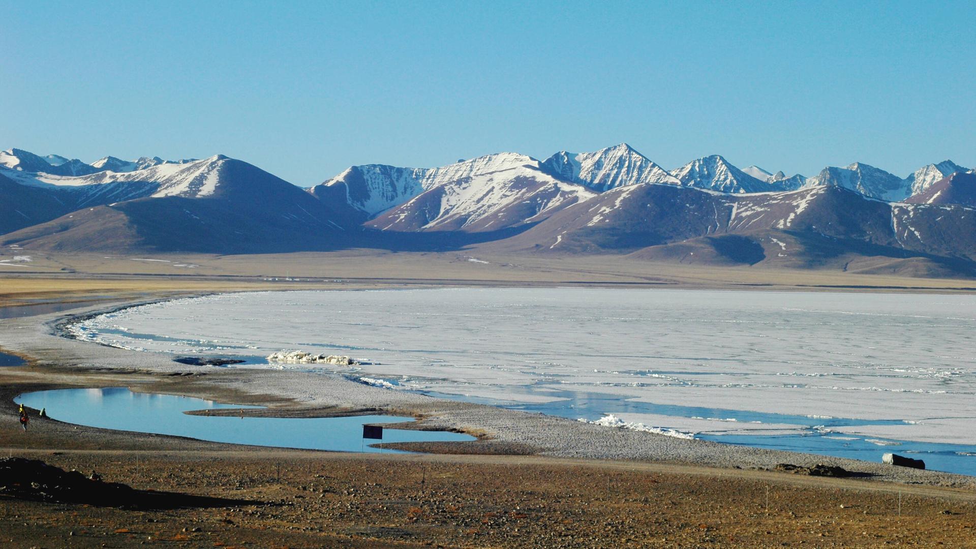 Schnee und gefrorene Seen im Hochland von Tibet im Himalaya