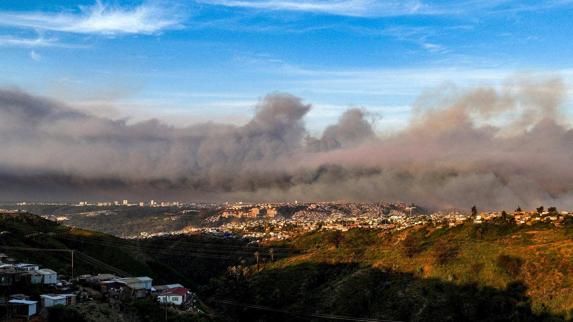 Eine dichte Rauchwolke hängt über Häusern in Viña del Mar in Chile-