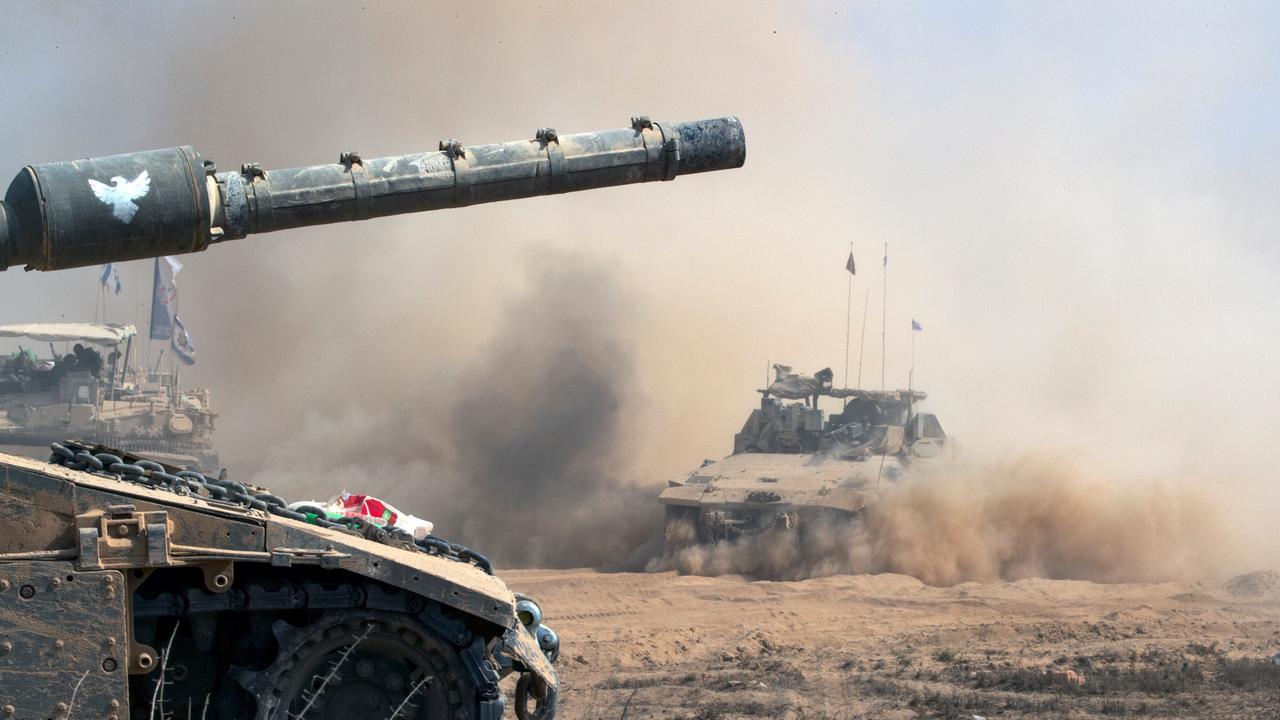 Ein gepanzerter Mannschaftstransporter (APC) der israelischen Armee fährt im Süden Israels entlang der Grenze zum Gazastreifen ein.