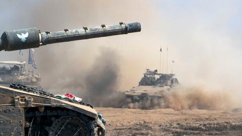 Ein Panzer und ein Truppentransporter der israelischen Armee an der Grenze zum Gazastreifen