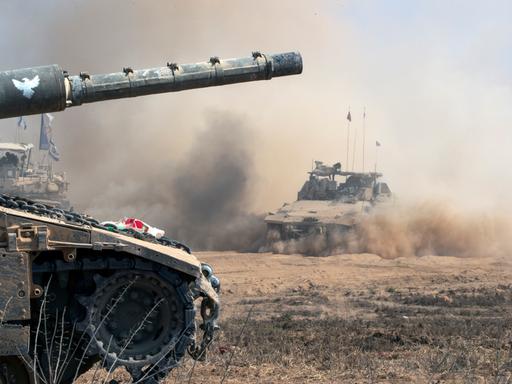 Ein gepanzerter Mannschaftstransporter (APC) der israelischen Armee fährt im Süden Israels entlang der Grenze zum Gazastreifen ein.