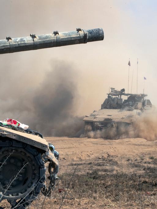 Ein gepanzerter Mannschaftstransporter (APC) der israelischen Armee fährt im Süden Israels entlang der Grenze zum Gazastreifen ein.