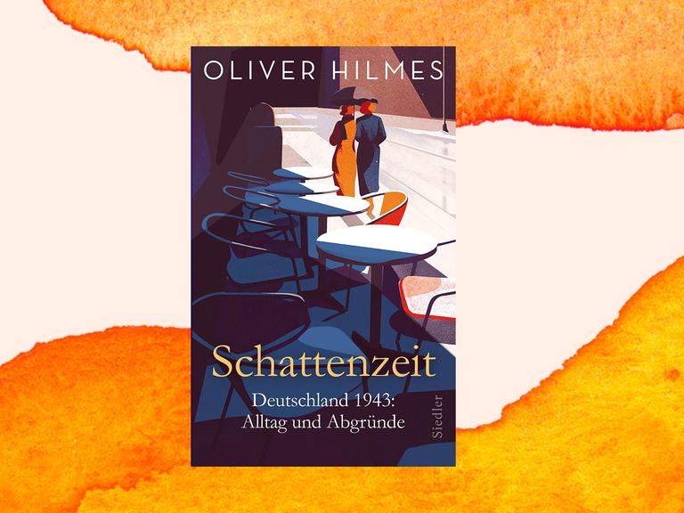 Das Buchcover von "Schattenzeit" von Oliver Hilmes zeigt zwei Personen unter einem Schirm, die an einem Straßen-Café vorbeigehen.