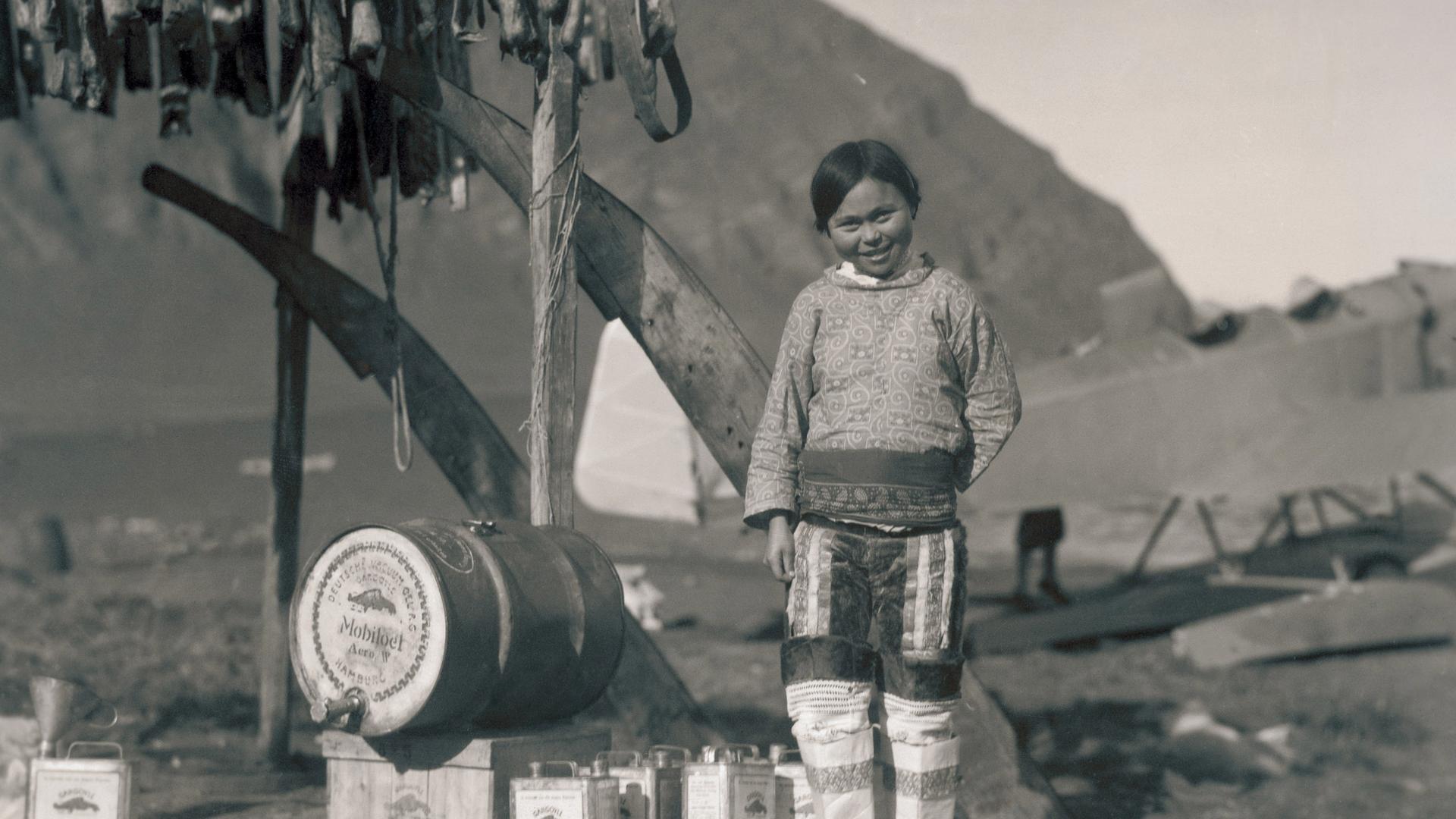 Inuit-Kind an einer Tankstation von Mobil Oil für Wasserflugzeuge auf Grönland.