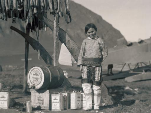 Inuit-Kind an einer Tankstation von Mobil Oil für Wasserflugzeuge auf Grönland.