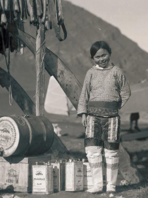 Inuit-Kind an einer Tankstation von Mobil Oil für Wasserflugzeuge auf Grönland.