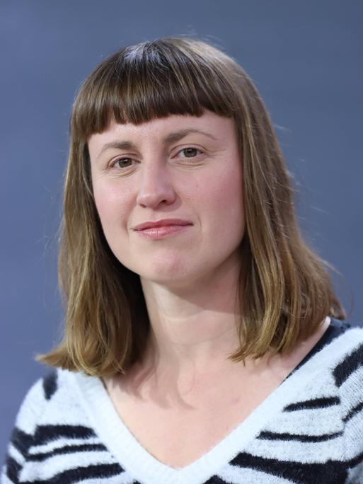 Ein Porträt der Autorin Paula Fürstenberg auf der Leipziger Buchmesse 2024 vor einem blauen Hintergrund Ein Porträt der Autorin Paula Fürstenberg auf der Leipziger Buchmesse 2024 vor einem blauen Hintergrund