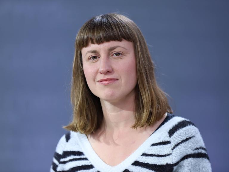 Ein Porträt der Autorin Paula Fürstenberg auf der Leipziger Buchmesse 2024 vor einem blauen Hintergrund Ein Porträt der Autorin Paula Fürstenberg auf der Leipziger Buchmesse 2024 vor einem blauen Hintergrund
