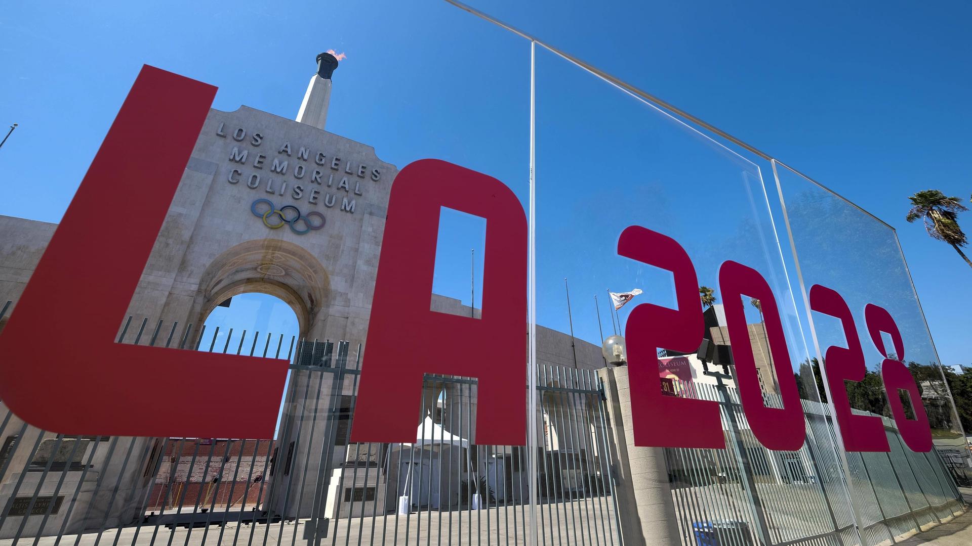 "LA 2028" sind groß in rot vor dem Los Angeles Memorial Coliseum zu sehen. "LA 2028" sind groß in rot vor dem Los Angeles Memorial Coliseum zu sehen.