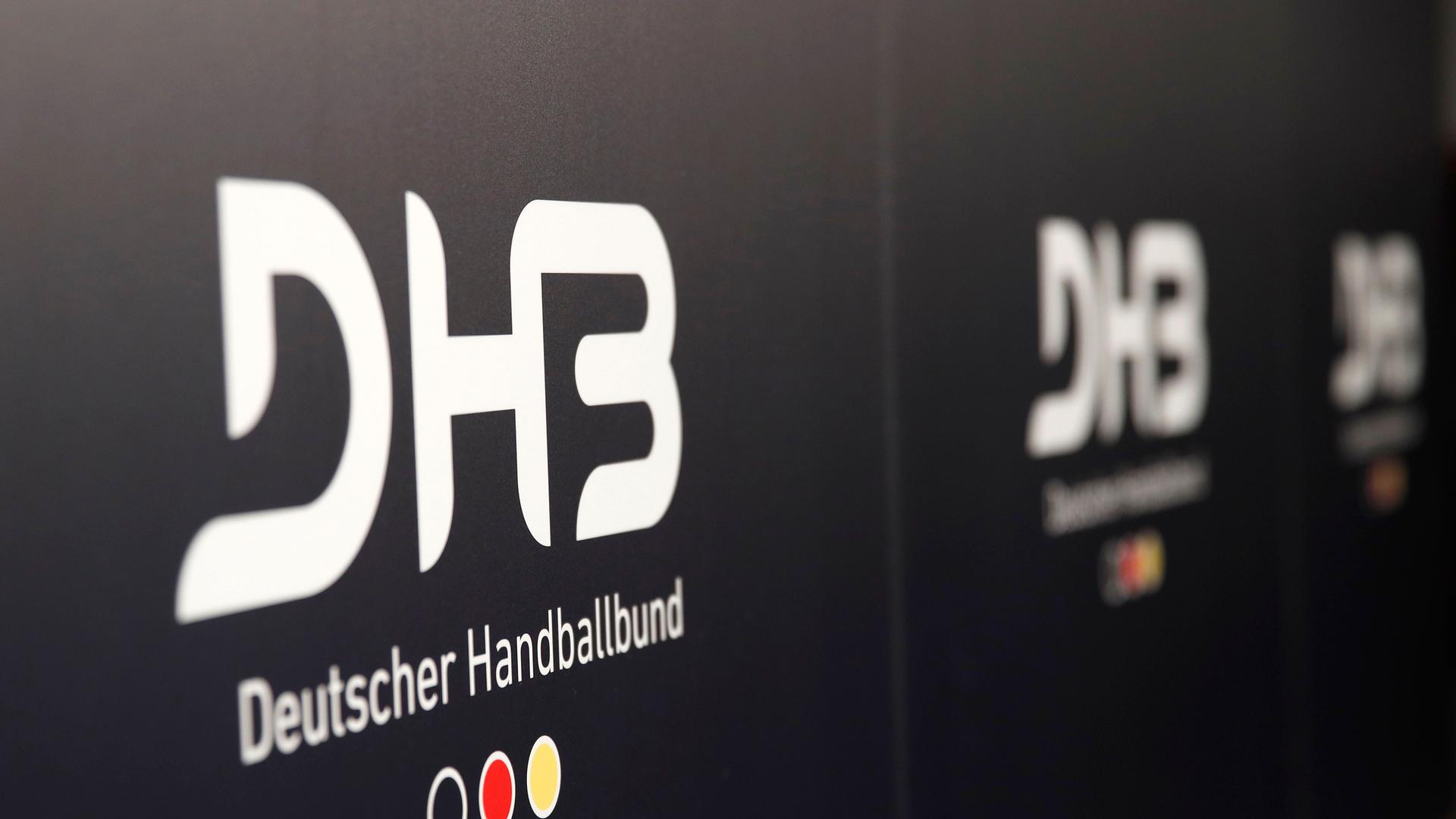 Logo des Deutschen Handballbundes an einer Stellwand. 