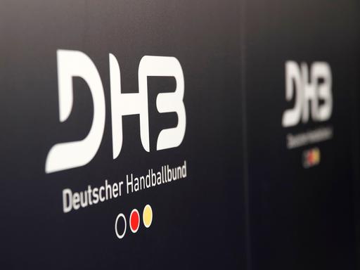 Logo des Deutschen Handballbundes an einer Stellwand. 