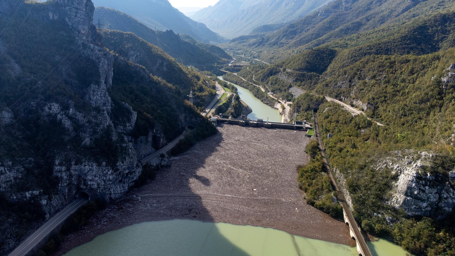 Luftaufnahme von Abfällen, die sich durch Erdrutsche, sintflutartige Regenfälle und Sturzfluten am Damm des Flusses Neretva in Grabovica, Bosnien sammeln.