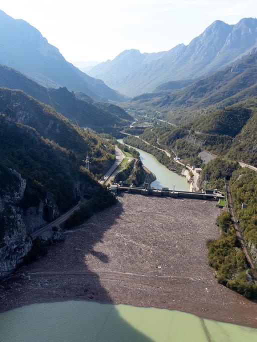 Luftaufnahme von Abfällen, die sich durch Erdrutsche, sintflutartige Regenfälle und Sturzfluten am Damm des Flusses Neretva in Grabovica, Bosnien sammeln.