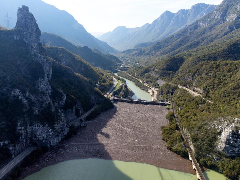 Luftaufnahme von Abfällen, die sich durch Erdrutsche, sintflutartige Regenfälle und Sturzfluten am Damm des Flusses Neretva in Grabovica, Bosnien sammeln.