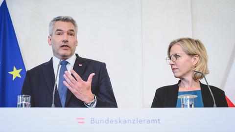 Österreichs Bundeskanzler Karl Nehammer (ÖVP) und die Bundesministerin für Klimaschutz, Lenore Gewessler (Grüne). 