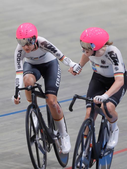 Die deutschen Bahnradfahrerinnen Lea Lin Teutenberg und Franziska Brausse geben sich auf der Bahn Anschwung. 