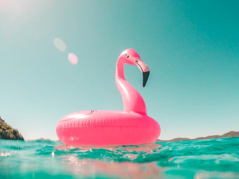Ein aufblasbarer Flamingo im Meer.