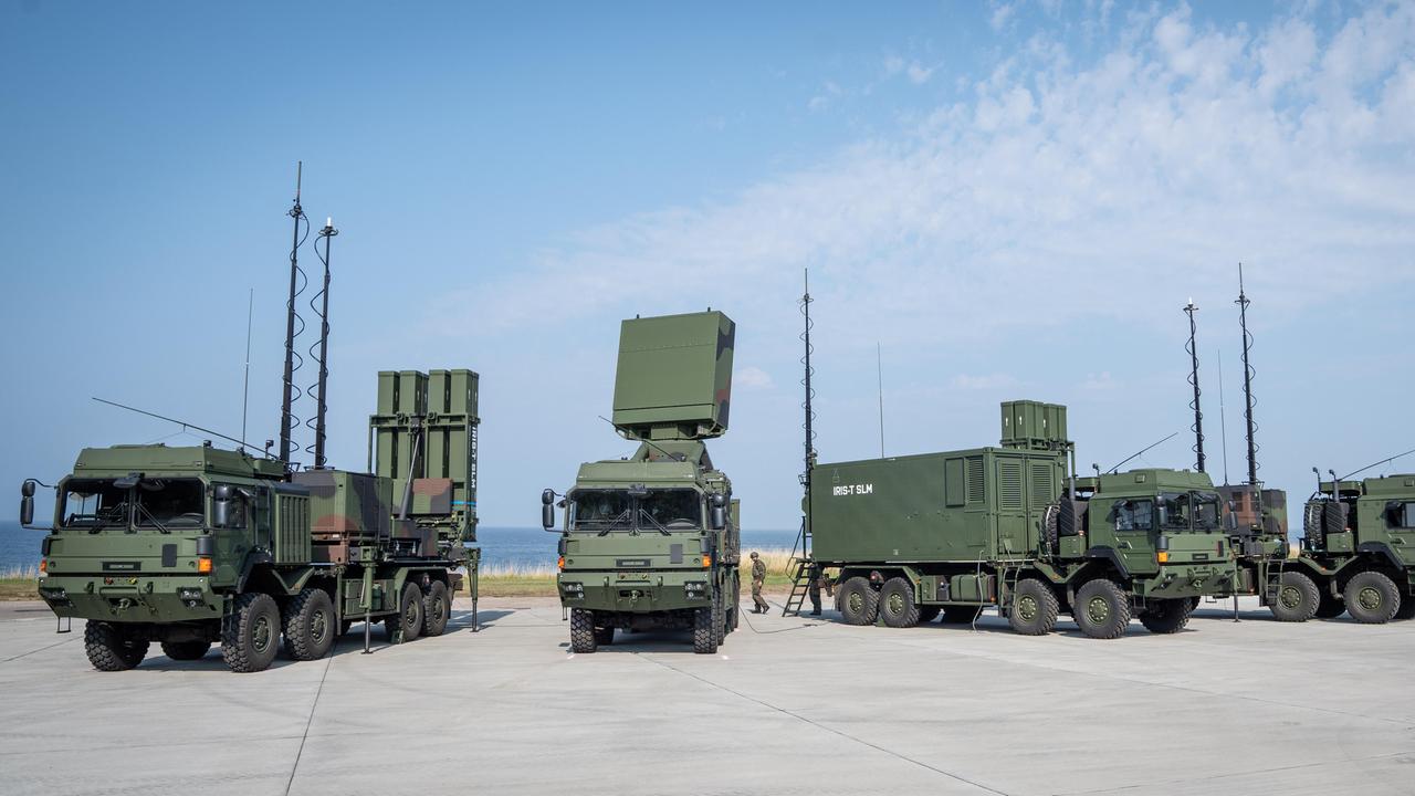 Mehrere Fahrzeuge des Luftabwehrsystems IRIS-T SLM durch stehen unter freiem Himmel am Bundeswehrstandort Todendorf.