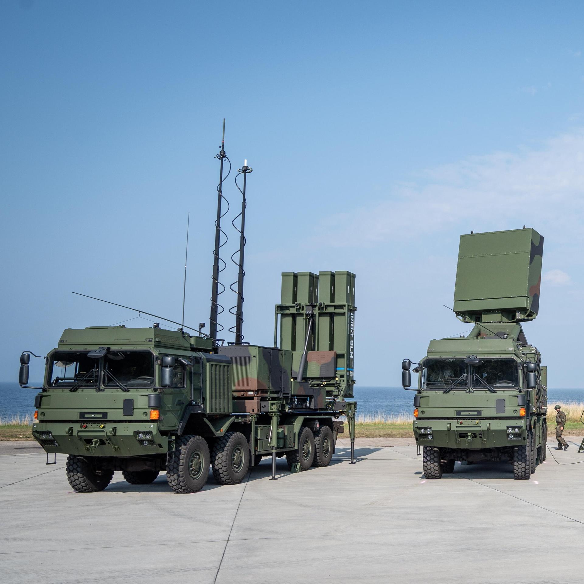 Mehrere Fahrzeuge des Luftabwehrsystems IRIS-T SLM durch stehen unter freiem Himmel am Bundeswehrstandort Todendorf.