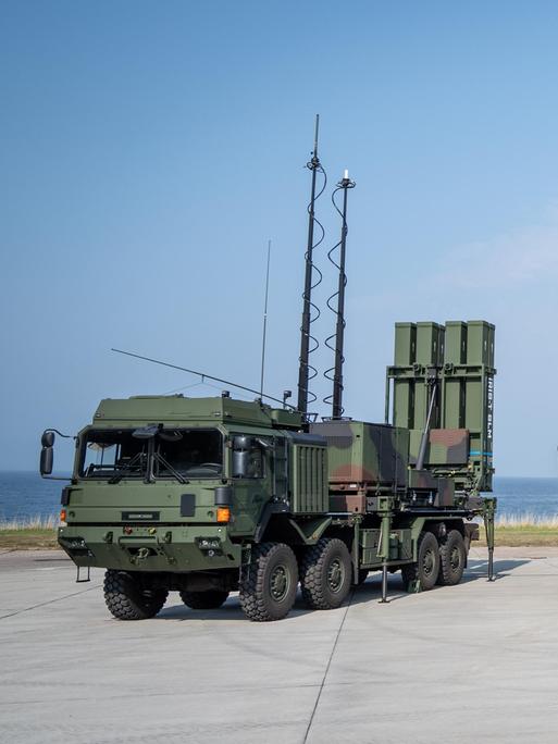 Mehrere Fahrzeuge des Luftabwehrsystems IRIS-T SLM durch stehen unter freiem Himmel am Bundeswehrstandort Todendorf.