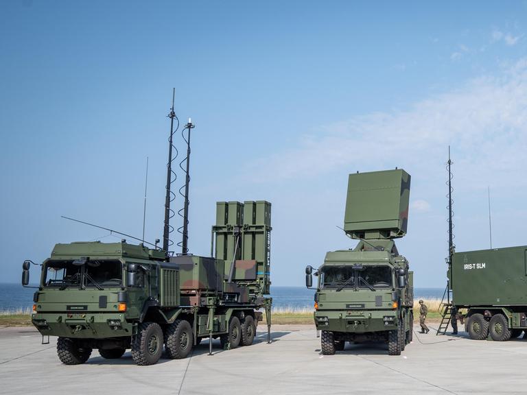 Mehrere Fahrzeuge des Luftabwehrsystems IRIS-T SLM durch stehen unter freiem Himmel am Bundeswehrstandort Todendorf.