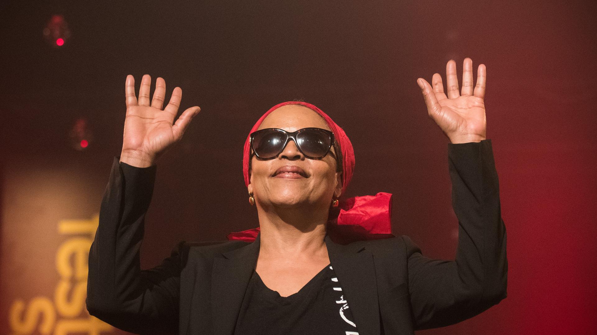 Die amerikanische Sängerin und Gitarristin Cassandra Wilson winkt am 14.05.2016 in Moers (Nordrhein-Westfalen) nach ihrem Auftritt mit der Band Harriet Tubman auf dem Moers Festival. (Archiv) Die amerikanische Sängerin und Gitarristin Cassandra Wilson winkt am 14.05.2016 in Moers (Nordrhein-Westfalen) nach ihrem Auftritt mit der Band Harriet Tubman auf dem Moers Festival. (Archiv)
