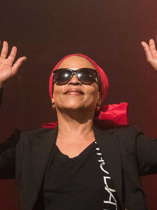 Die amerikanische Sängerin und Gitarristin Cassandra Wilson winkt am 14.05.2016 in Moers (Nordrhein-Westfalen) nach ihrem Auftritt mit der Band Harriet Tubman auf dem Moers Festival. (Archiv) Die amerikanische Sängerin und Gitarristin Cassandra Wilson winkt am 14.05.2016 in Moers (Nordrhein-Westfalen) nach ihrem Auftritt mit der Band Harriet Tubman auf dem Moers Festival. (Archiv)