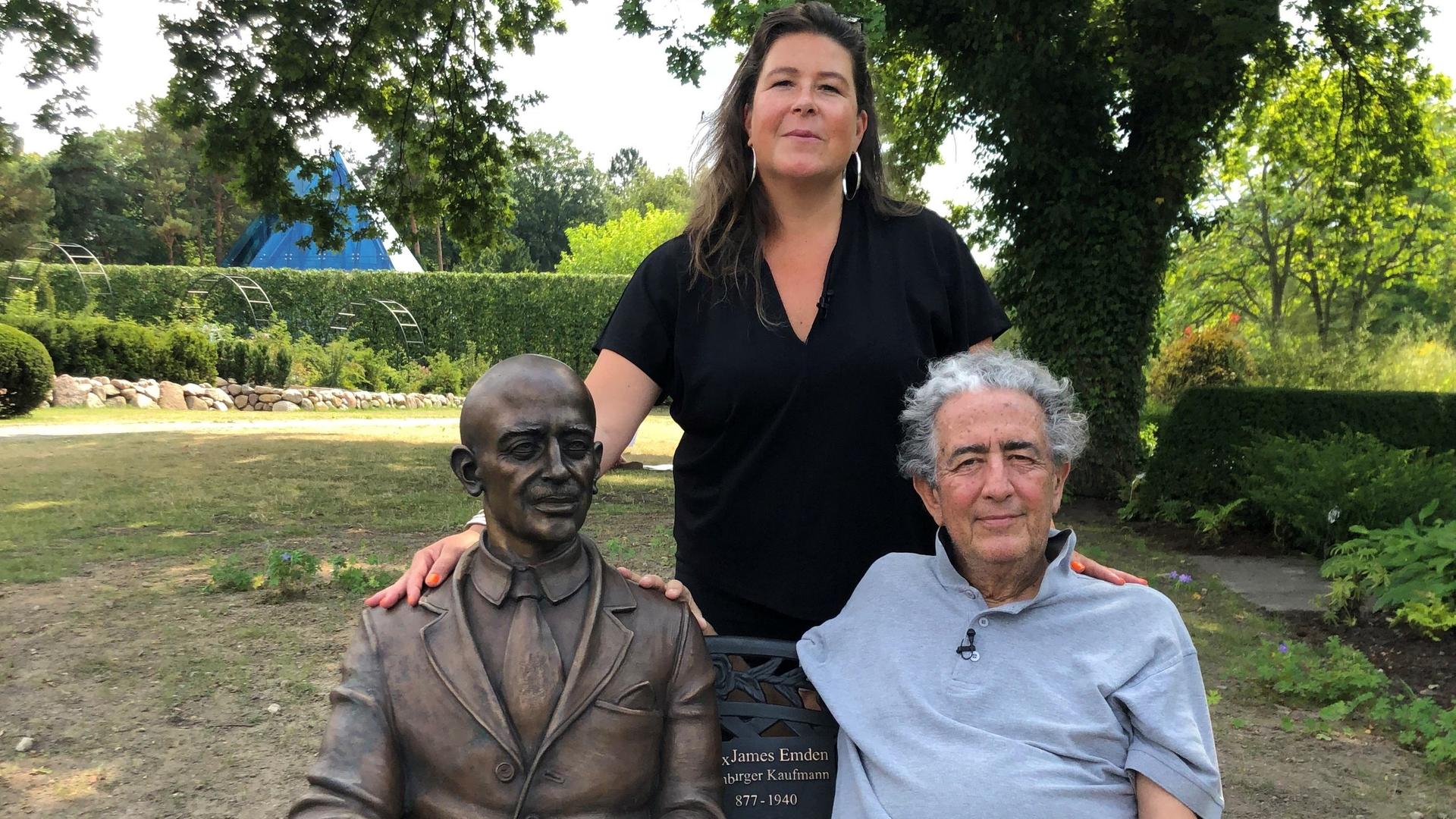 Das Bild zeigt Maeva Emden und ihren Vater Juan Carlos Emden. Sie sind die Nachfahren von Max Emden, einem Hamburger Unternehmer, den die Nazis enteignet haben. 