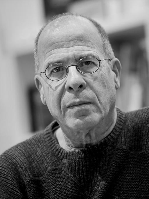 Der israelische Autor Meir Shalev sitzt am 12.03.2015 am Stand Israels auf der Leipziger Buchmesse in Leipzig.