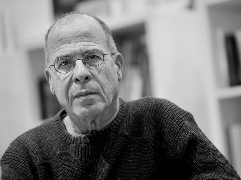 Der israelische Autor Meir Shalev sitzt am 12.03.2015 am Stand Israels auf der Leipziger Buchmesse in Leipzig.