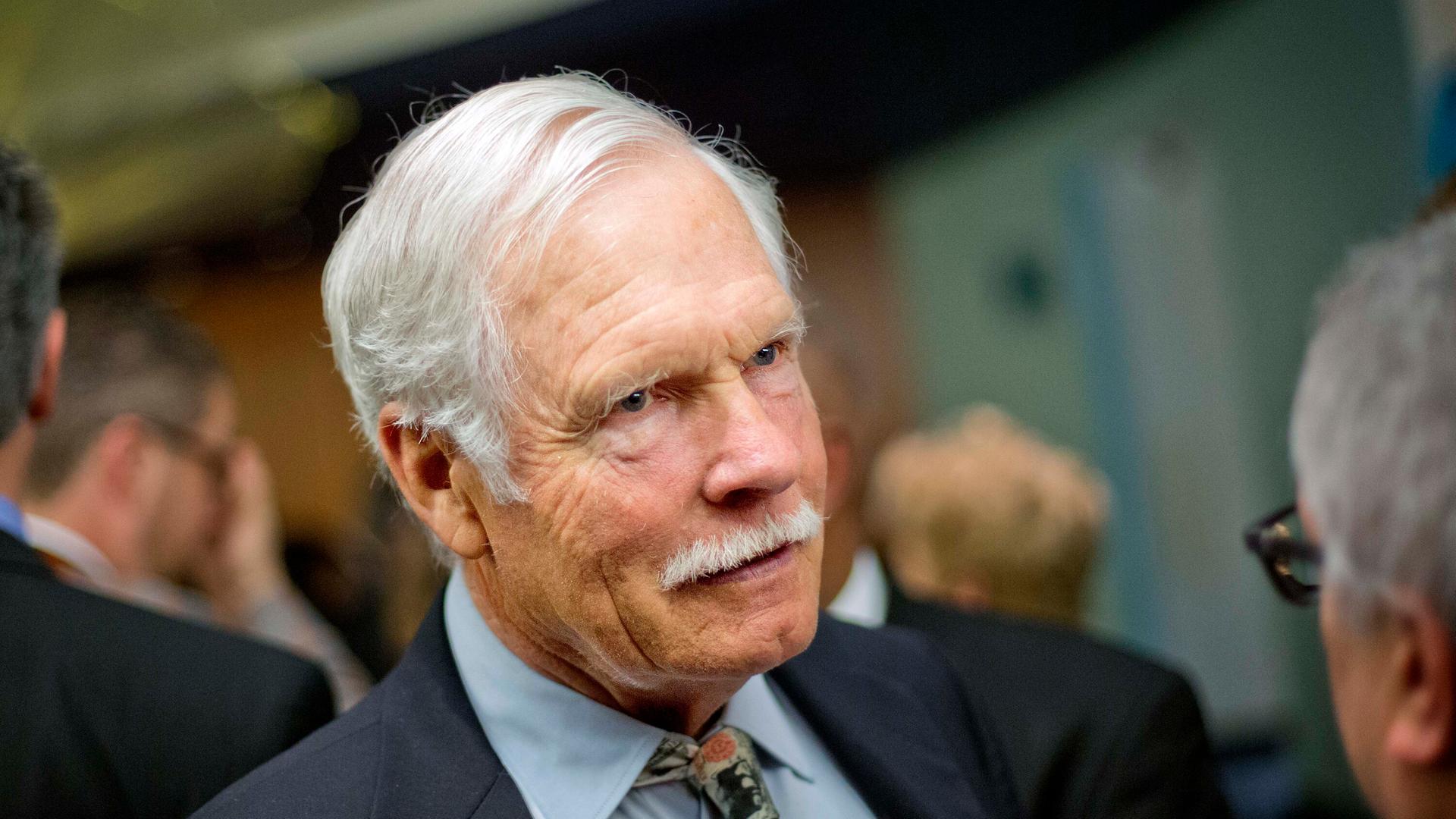 Der CNN-Gründer Ted Turner im Anzug