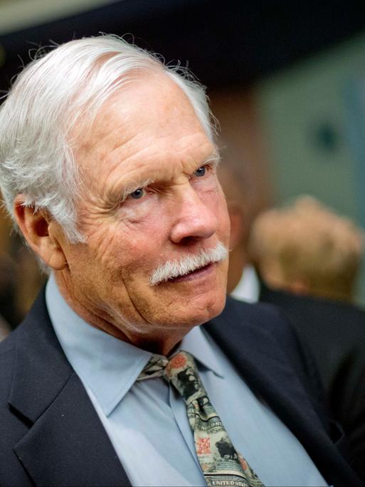 Der CNN-Gründer Ted Turner im Anzug