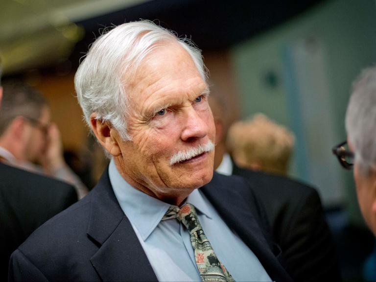 Der CNN-Gründer Ted Turner im Anzug