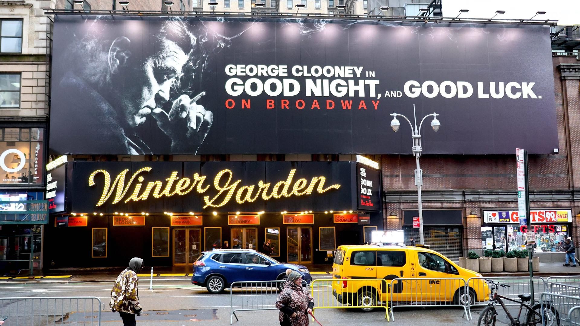 Das Broadway-Theater mit dem Plakat für das Stück Good Night, and Good Luck, das am 12. März 2025 in New York Premiere hatte. Das Broadway-Theater mit dem Plakat für das Stück Good Night, and Good Luck, das am 12. März 2025 in New York Premiere hatte.