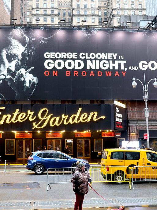 Das Broadway-Theater mit dem Plakat für das Stück Good Night, and Good Luck, das am 12. März 2025 in New York Premiere hatte.