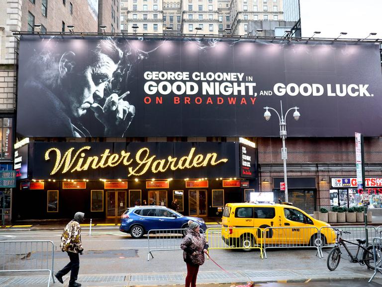 Das Broadway-Theater mit dem Plakat für das Stück Good Night, and Good Luck, das am 12. März 2025 in New York Premiere hatte.