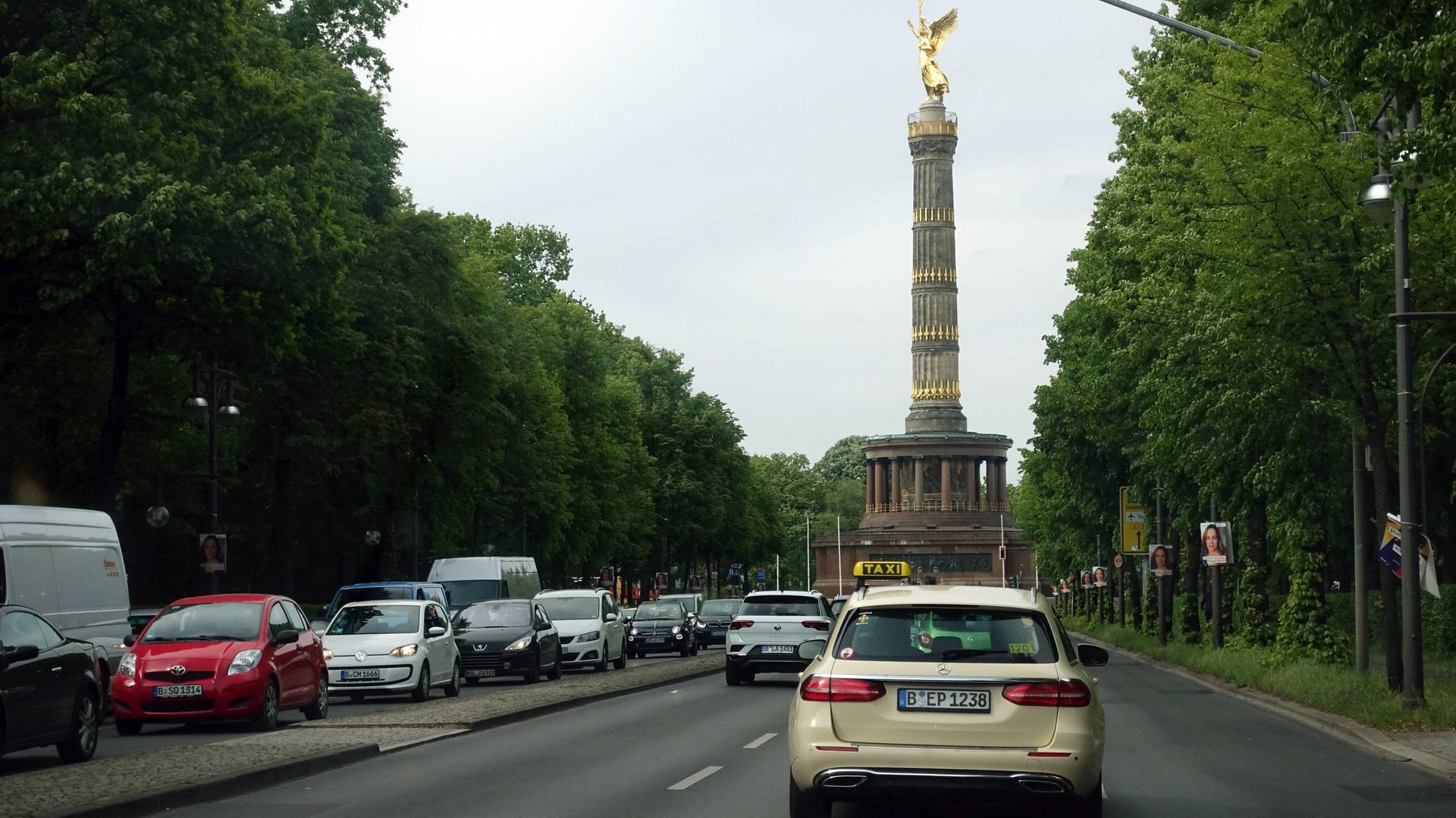 Das Bild zeigt Straßenverkehr auf der Hofjägerallee in Richtung Siegessäule.