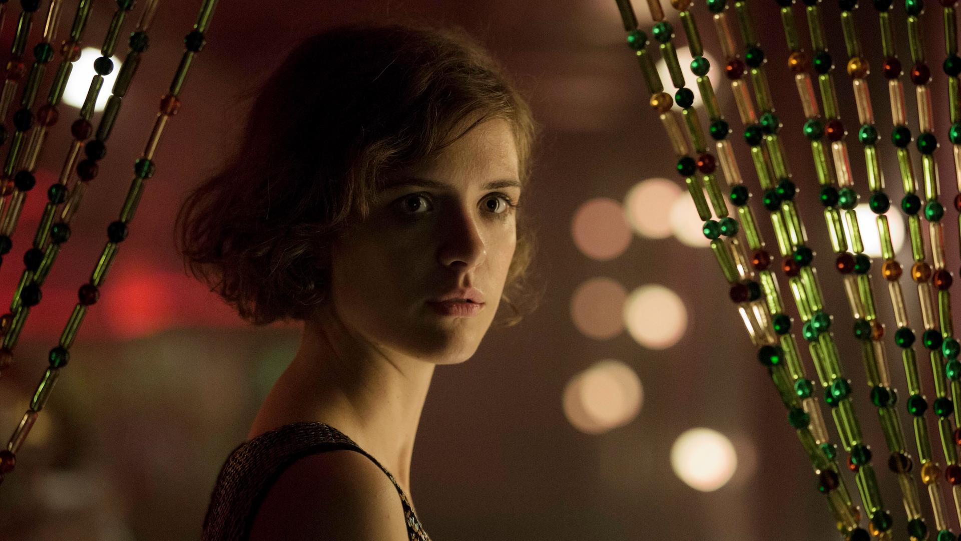 Die Schauspielerin Liv Lisa Fries in einer Szene von Babylon Berlin. Man sieht ihrGesicht in einer Großaufnahme
