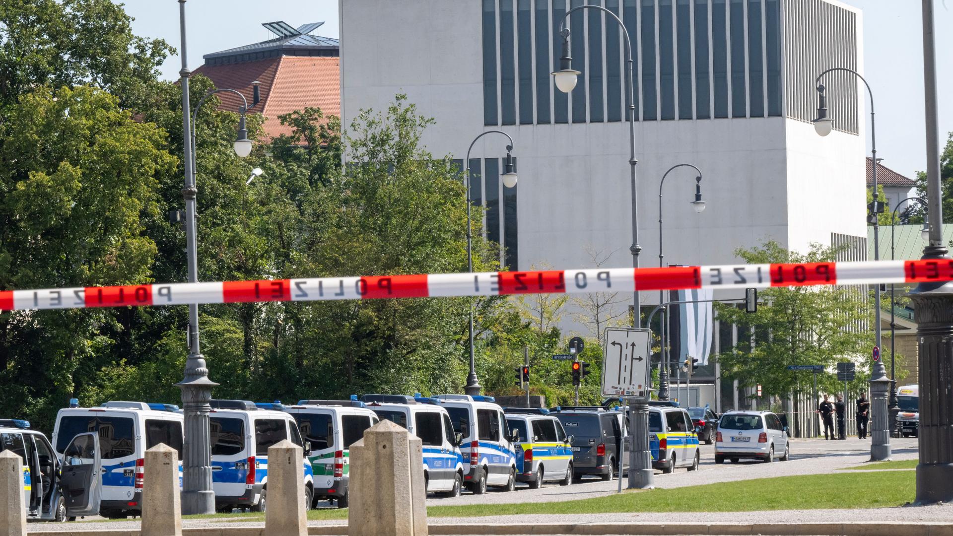 Absperrband der Polizei hängt vor dem NS-Dokumentationszentrum, an dem auch viele Polizeifahrzeuge stehen.