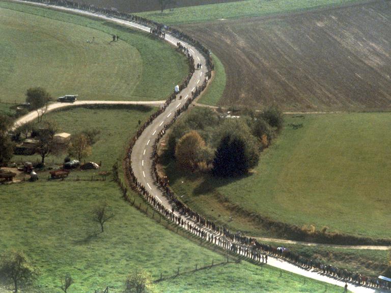 Luftbild der Menschenkette am 22.10.1983 auf der BundesstraÃe 10 zwischen Plochingen und Ulm. (Luftbildfreigabe Nr. 000 B 27327, Regierungspräsident Stuttgart). Im Rahmen der von der Friedensbewegung initiierten "Aktionswoche" gegen die Stationierung neuer Nato-Mittelstreckenraketen in Europa bildeten Tausende von Demonstranten eine Menschenkette von den amerikanischen Wiley-Barracks in Neu-Ulm bis nach Stuttgart. 