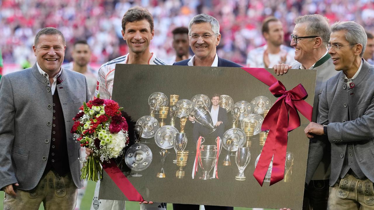 Thomas Müller (2.v.l.) wurde vor dem Spiel FC Bayern München gegen Borussia Mönchengladbach offiziell verabschiedet.