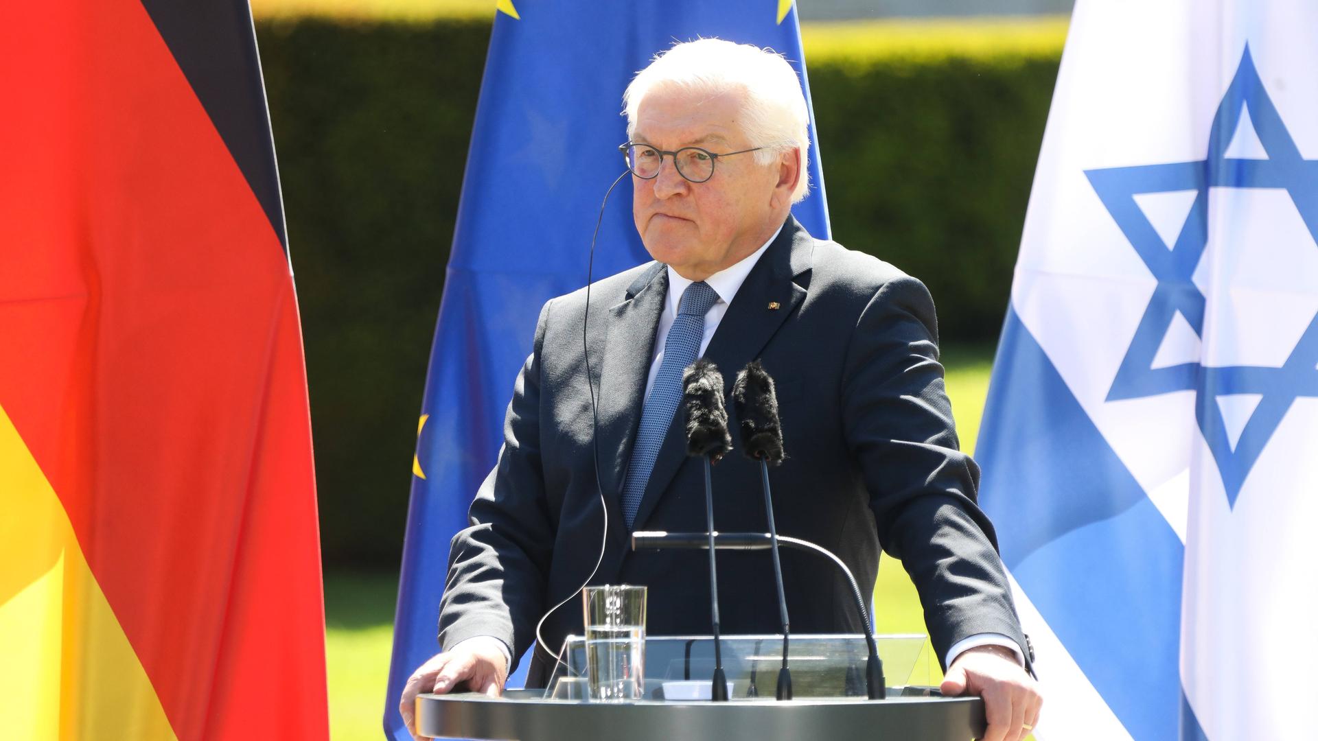 Bundespräsident Frank Walter Steinmeier bei der Pressekonferenz im Schloss Bellevue in Berlin. Er steht an einem Redepult. Hinter ihm sind die deutsche, die israelische und die EU-Flagge zu sehen. Bundespräsident Frank Walter Steinmeier bei der Pressekonferenz im Schloss Bellevue in Berlin. Er steht an einem Redepult. Hinter ihm sind die deutsche, die israelische und die EU-Flagge zu sehen.