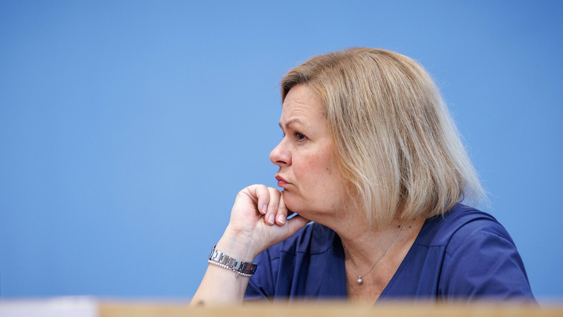 Nancy Faeser, Bundesministerin für Inneres und Heimat, aufgenommen während der Bundespressekonferenz zur Vorstellung des Verfassungsschutzberichts 2023 in Berlin.