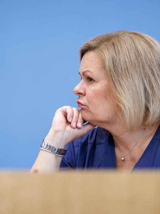 Nancy Faeser, Bundesministerin für Inneres und Heimat, aufgenommen während der Bundespressekonferenz zur Vorstellung des Verfassungsschutzberichts 2023 in Berlin.