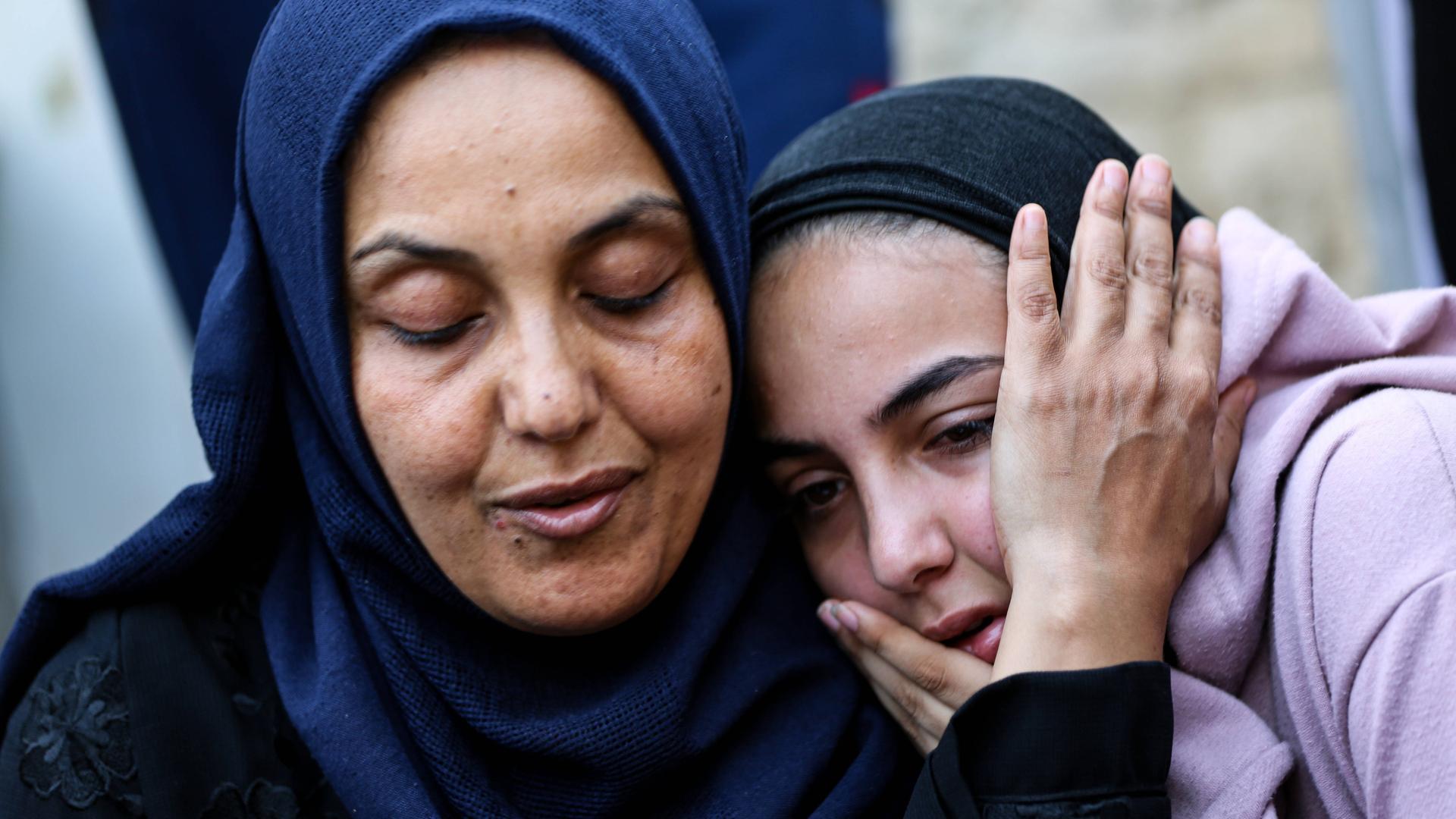 Zwei Frauen in Deir Al-Balah im Gazastreifen betrauern palästinensische Opfer. 