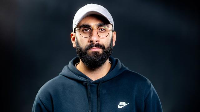 Ein Mann mit Bart und Baseball-Mütze.