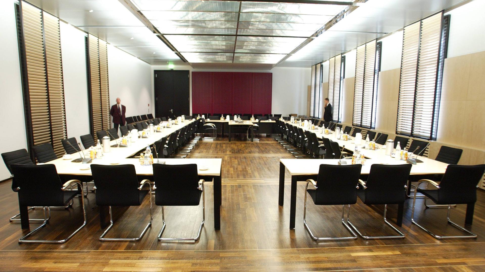 Im Sitzungssaal des Vermittlungsausschusses steht eine lange, rechteckig angeordnete Reihe aus Tischen mit Stühlen, auf denen die Mitglieder des Ausschusses für ihre Beratungen Platz nehmen können.